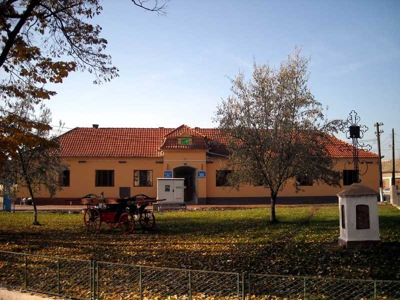 Primăria Comunei Saravale, toamna